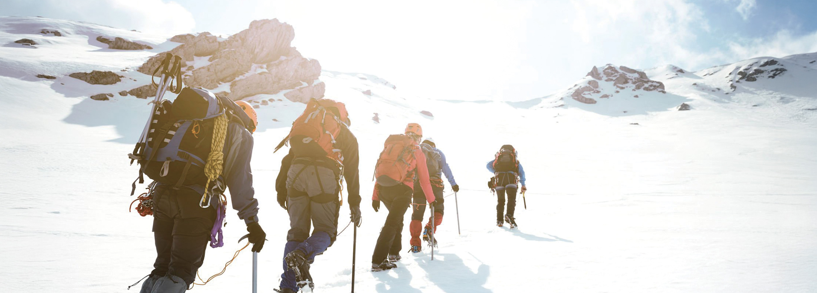 Des patients accompagnés de médecins gravissent une montagne 